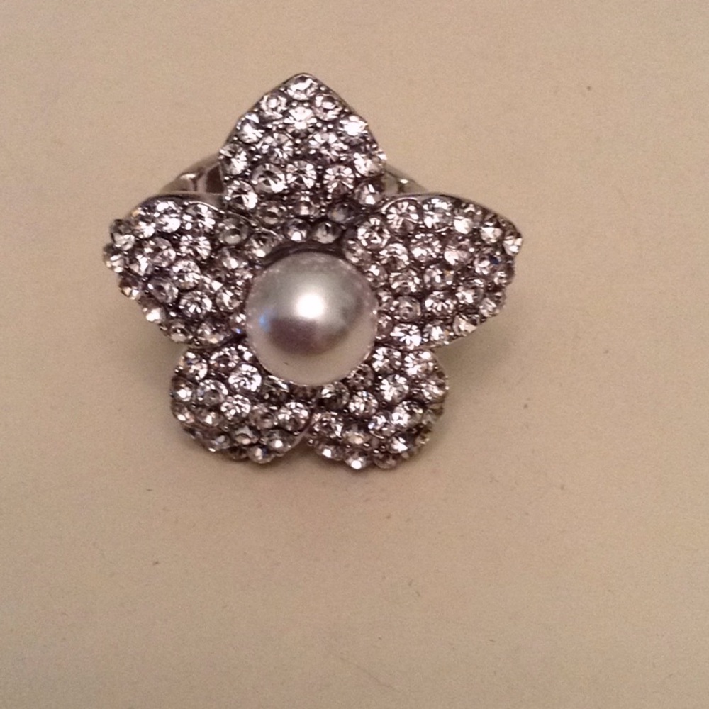 Crystal flower stretch ring NWT
